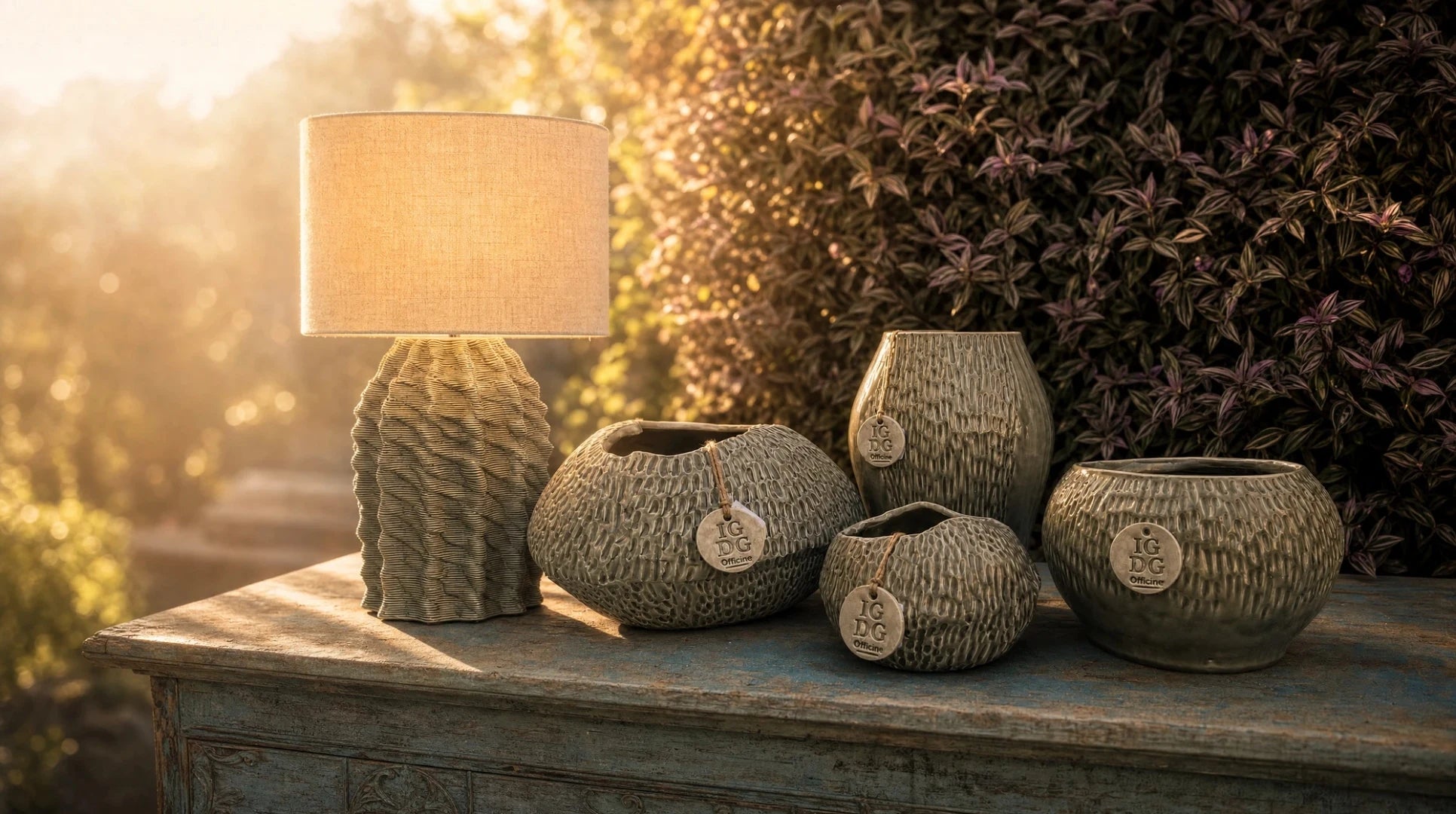 Collezione completa di vasi e lumi in ceramica con foglie viola e luce dorata
