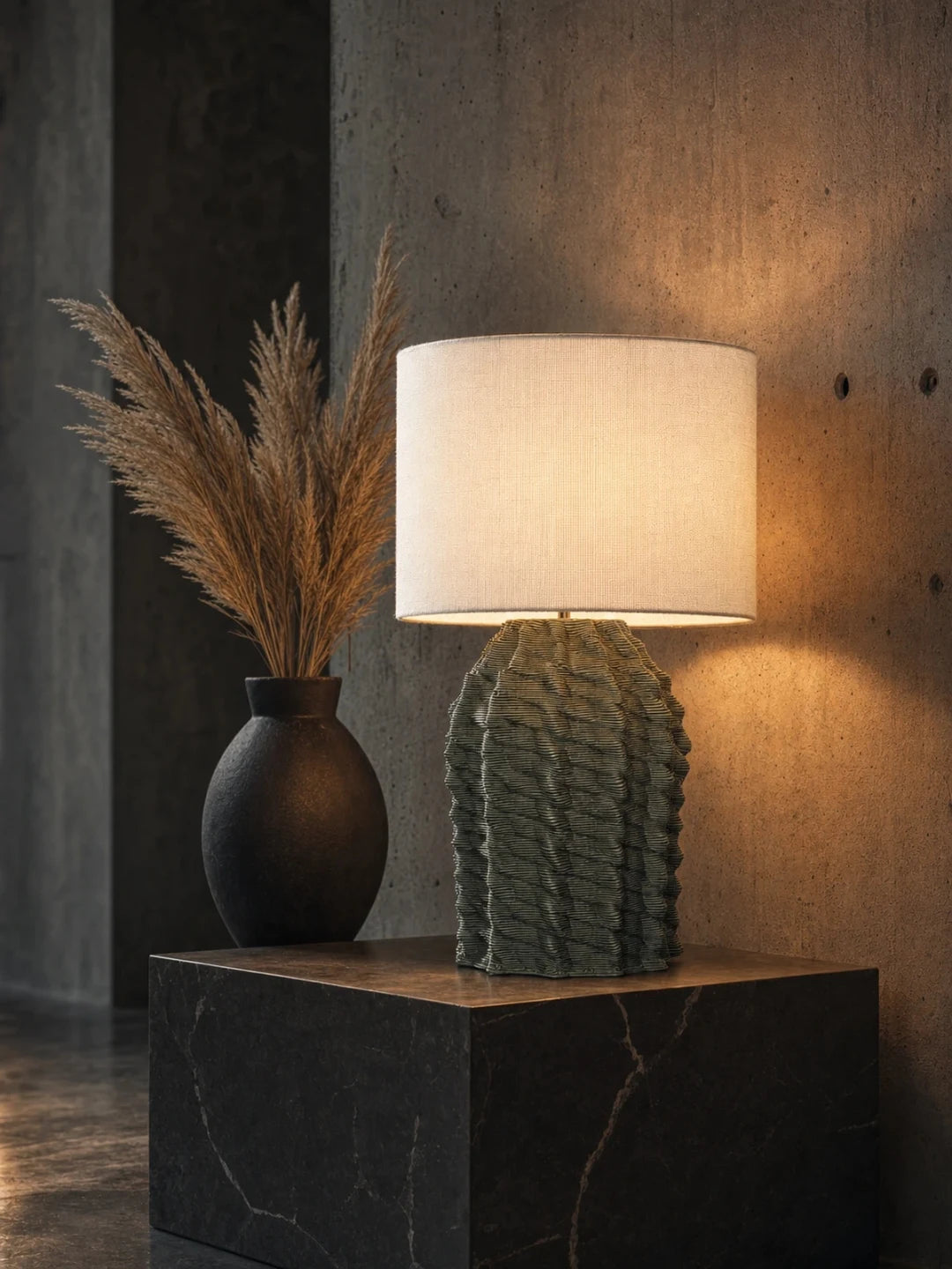 Lume bianco con pampas su parete in cemento