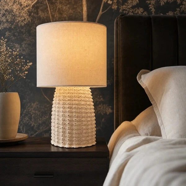 Lume in camera da letto con boiserie