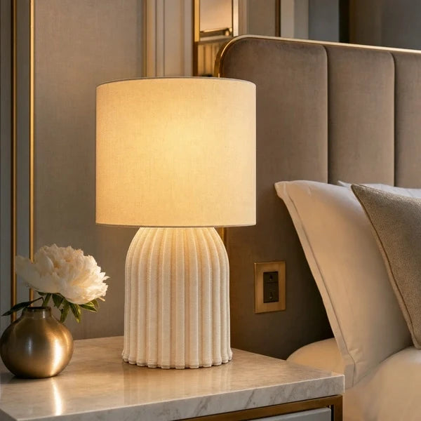Lume in ceramica in suite hotel con velluto